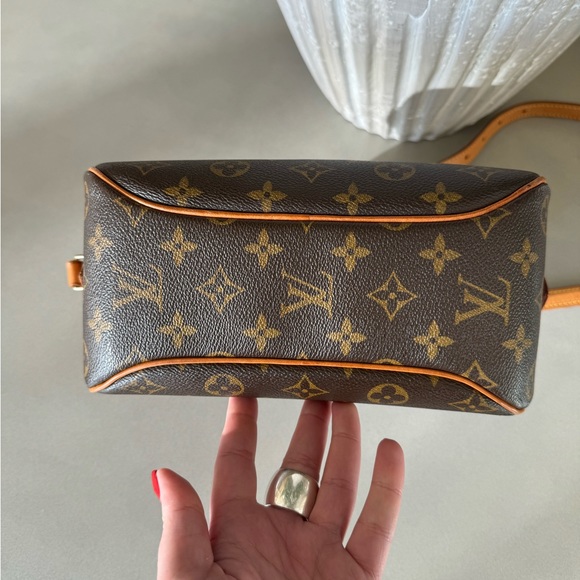 Authentic gently used Louis Vuitton Blois Crossbody bag in monogram - Picture 5 of 6